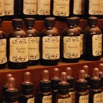 Dettaglio flaconi profumi Palazzo Mocenigo @MUVE