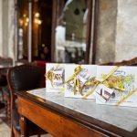 Napolitaines, Gianduiotti e Praline Florian racchiusi nelle scatole con acquerello di Adrian Tuchel