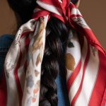 Bandana Florian in twill di seta annodata ai capelli