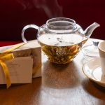 Dettaglio della teiera in vetro che mostra lo spettacolo dei blooming teas