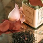tè nero in latta con petali di rosa